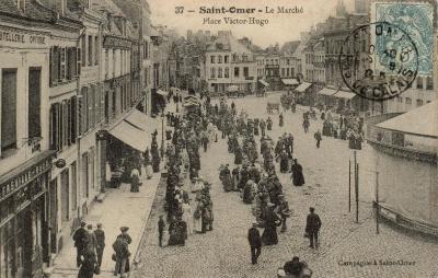 Au premier plan sur la droite se trouve un manège,dans le fond on aperçoit les rues de l'Ecusserie et la rue Carnot.